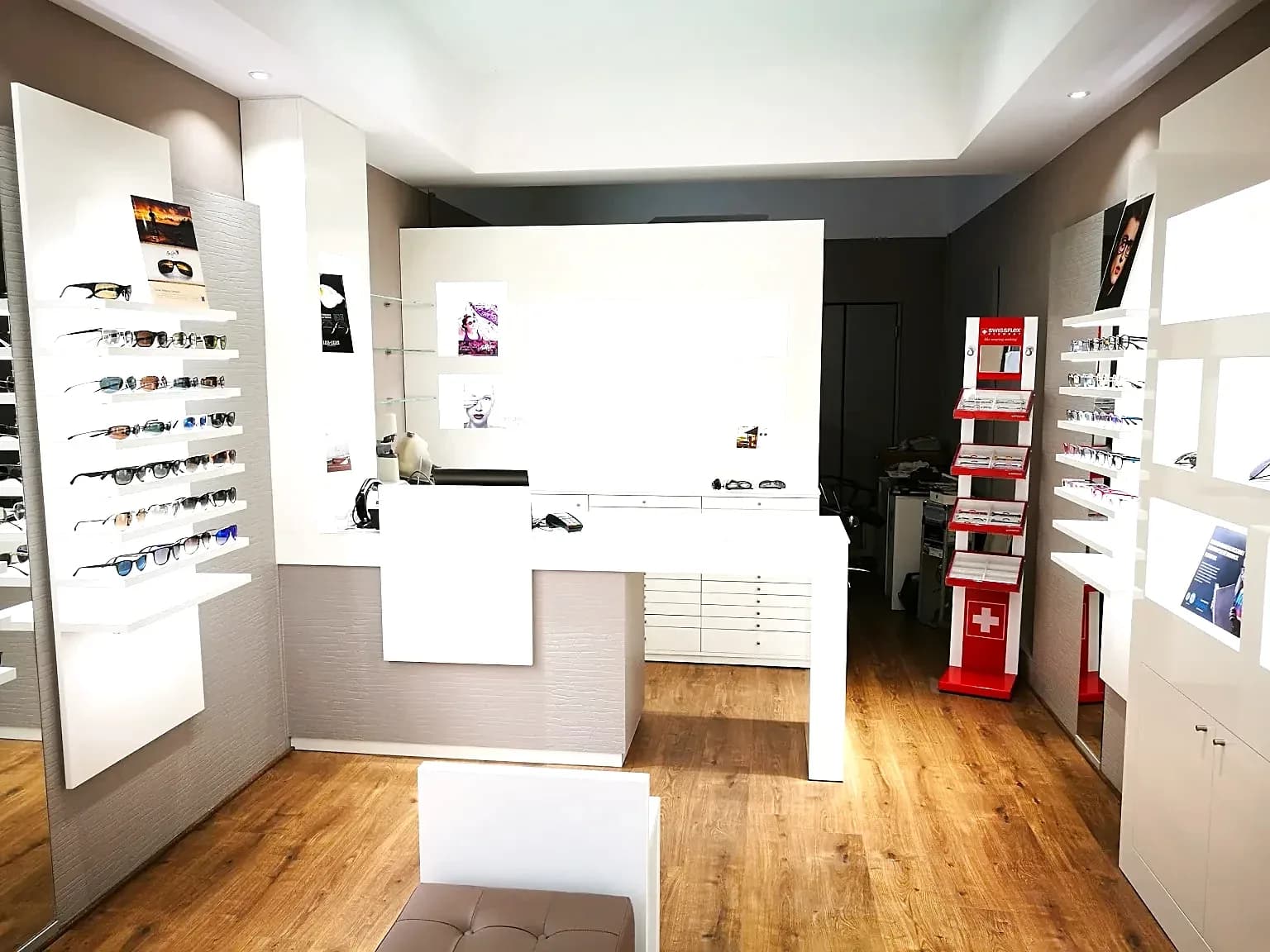 Banco e area di consulenza di Ottica l'Occhiale, con gli occhiali da sole esposti