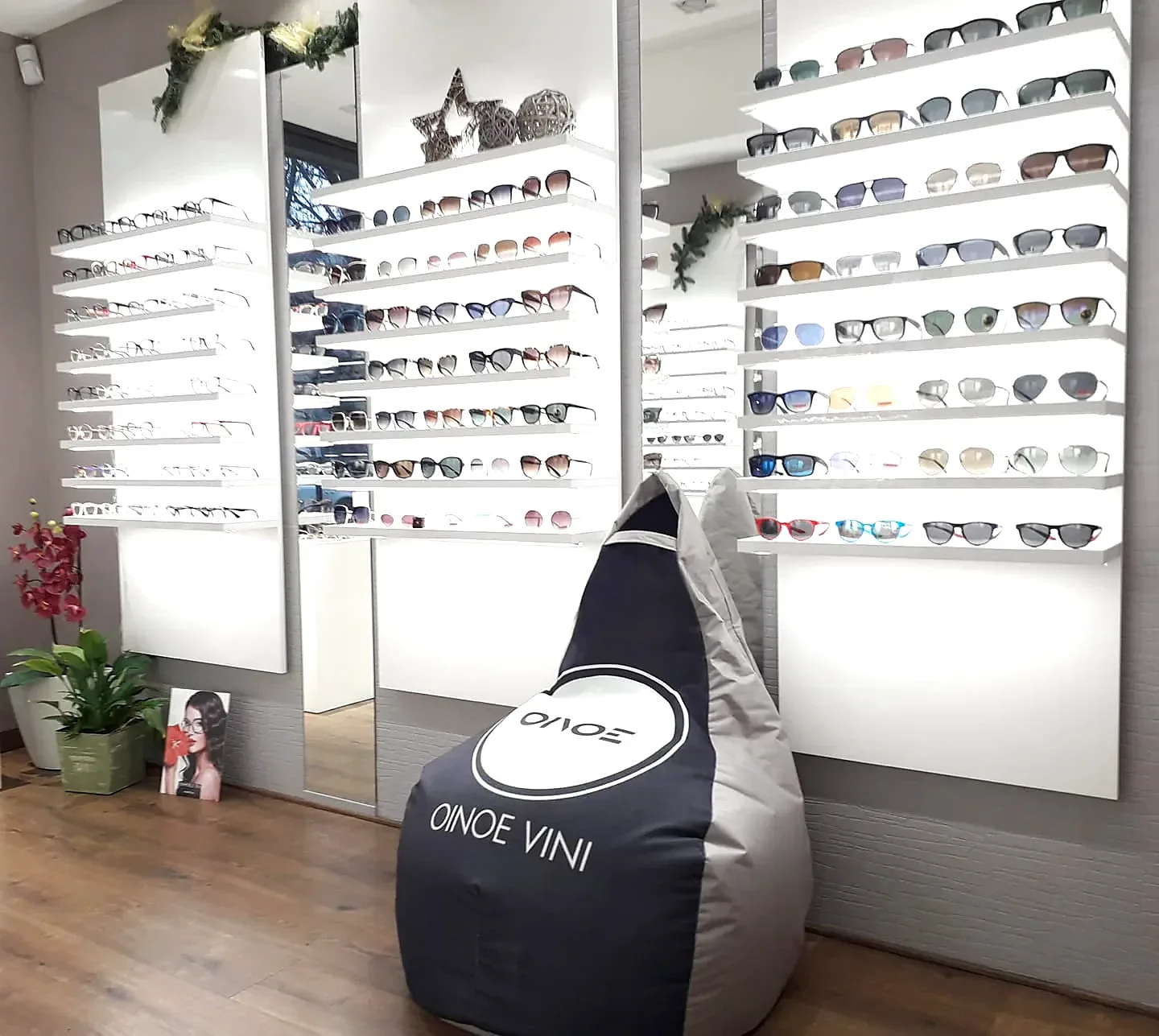 Espositori di occhiali da sole all'interno di Ottica l'Occhiale a Parma
