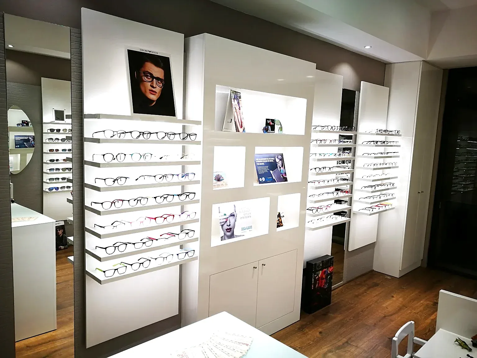 Vetrine interne con le montature da vista esposte da Ottica l'Occhiale a Parma