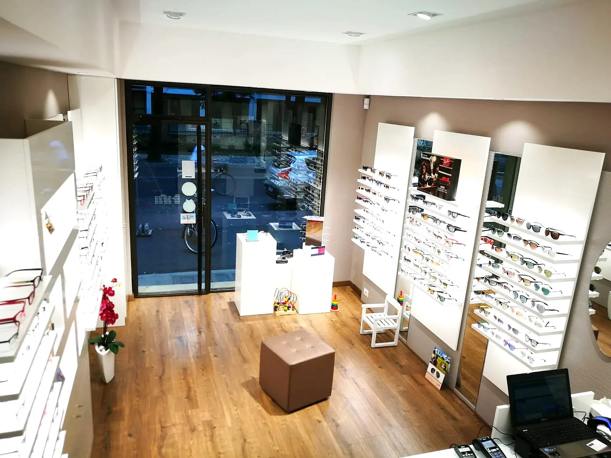 Ingresso di Ottica l'Occhiale su Via Montanara a Parma, con le vetrate sulla strada