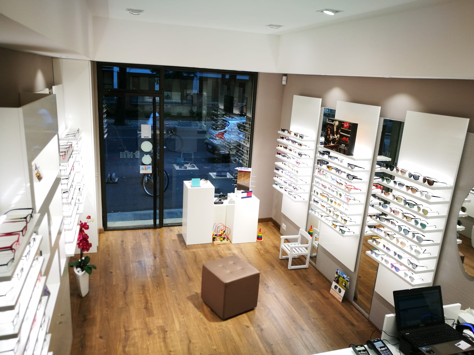 Ingresso del negozio Ottica L'Occhiale Parma su Via Montanara