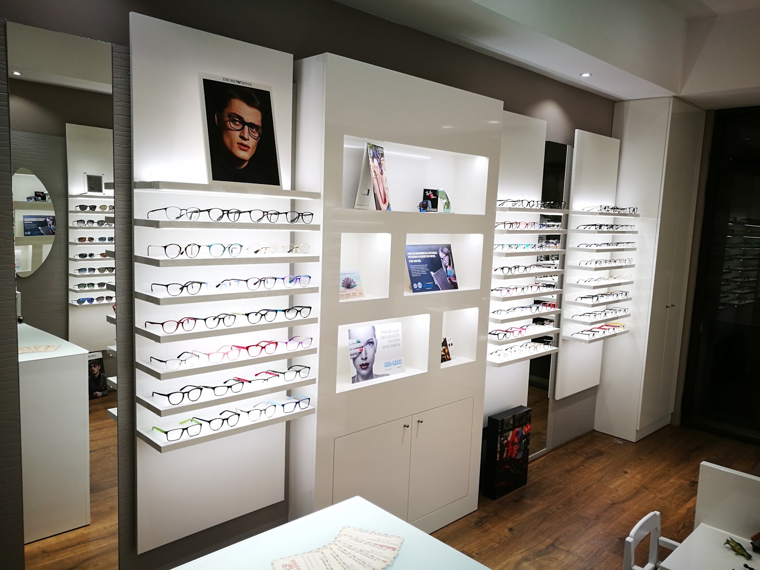 Parete espositiva degli occhiali da vista nel negozio Ottica L'Occhiale a Parma