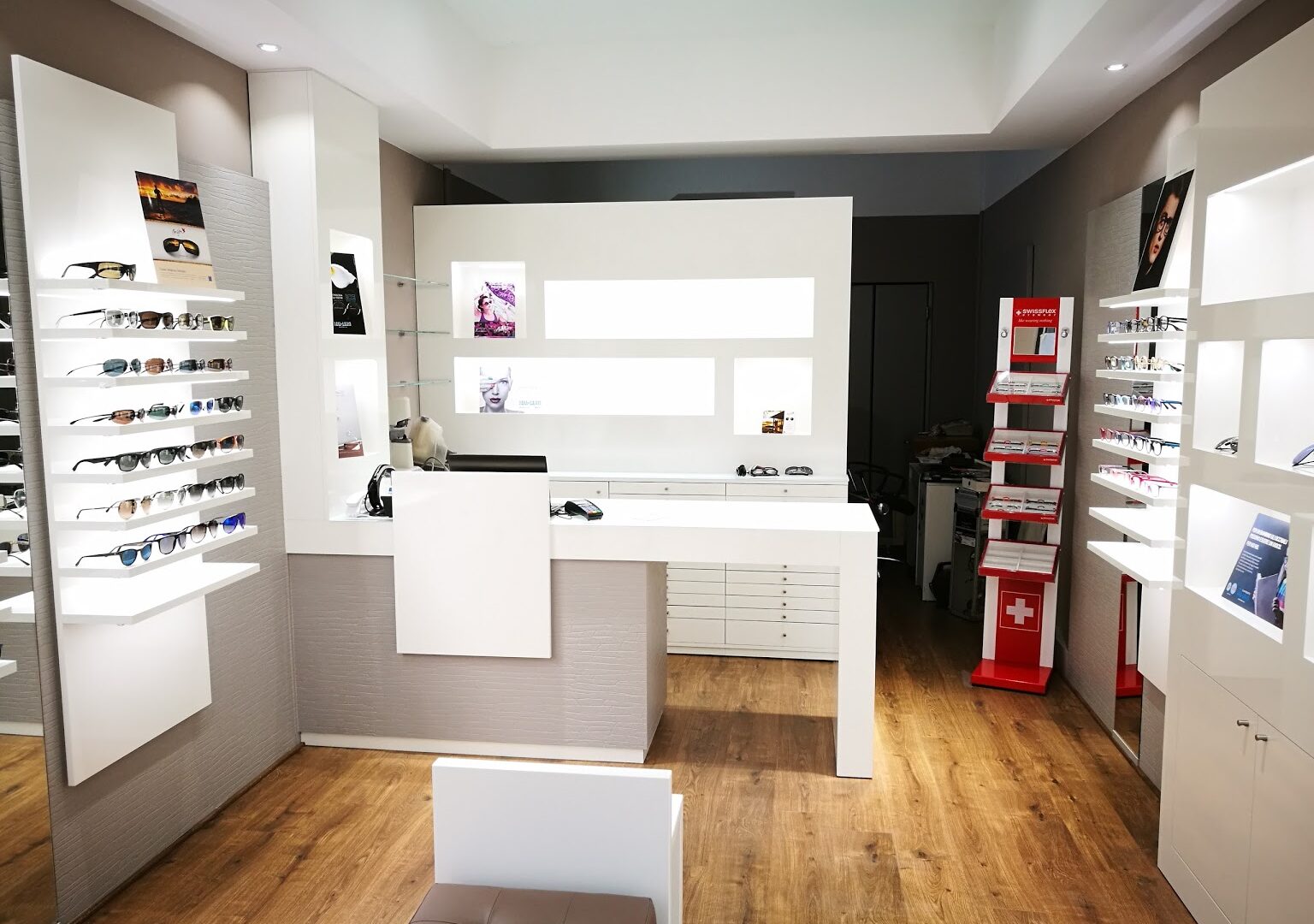 Area consulenza e banco cassa Ottica L'Occhiale Parma