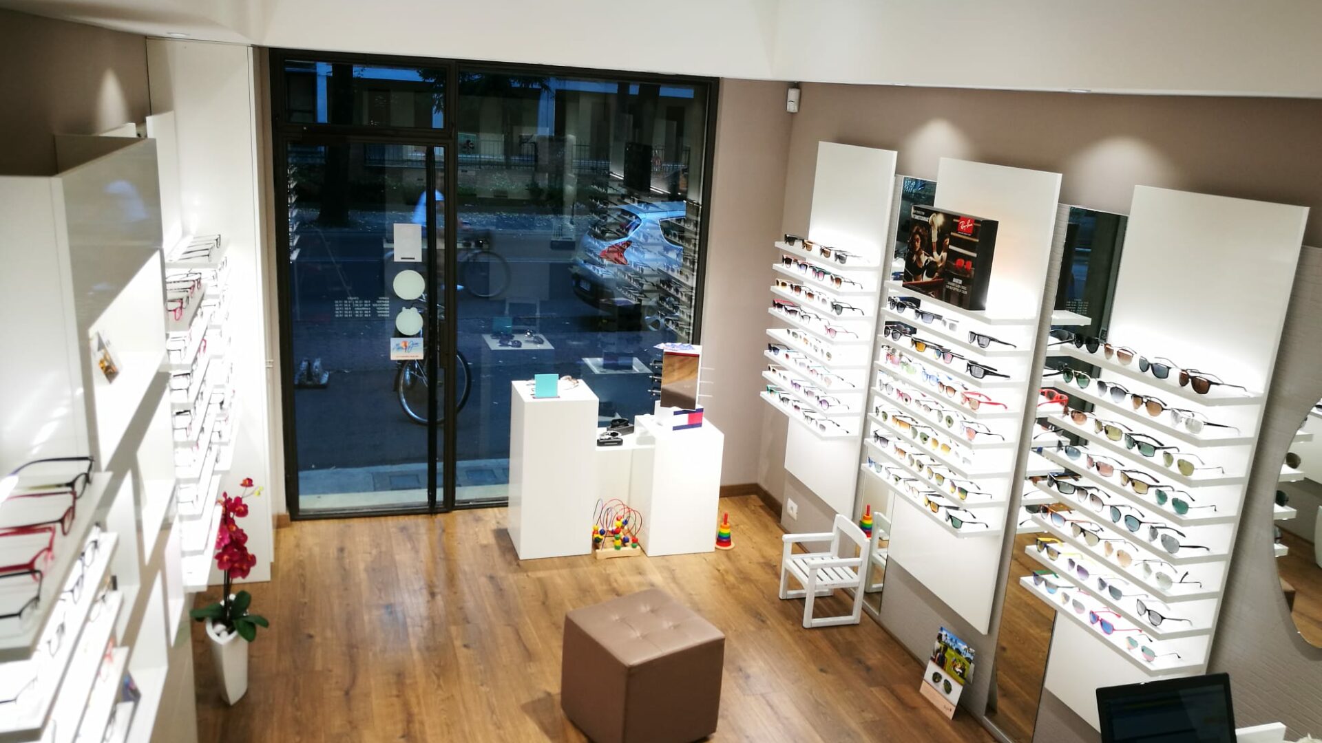 Ingresso del negozio Ottica L'Occhiale, riferimento al servizio su appuntamento a domicilio